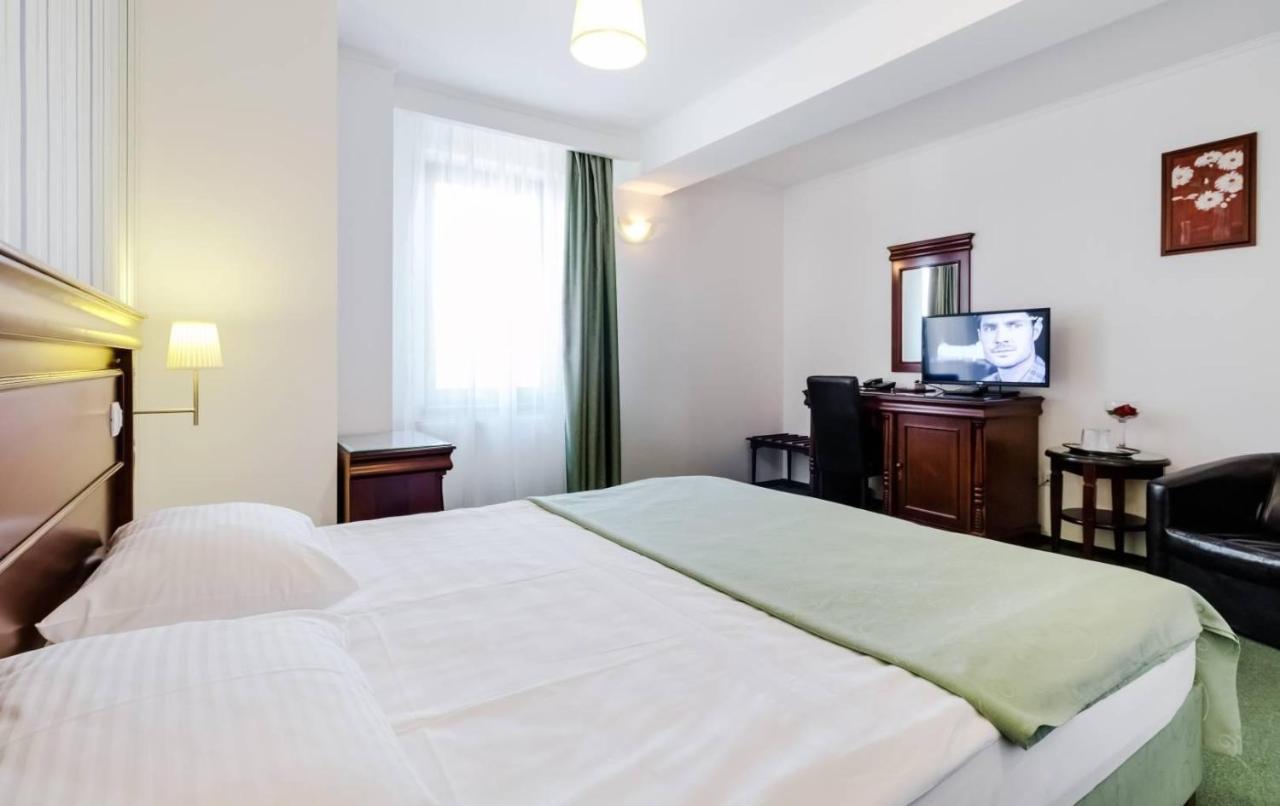 Hotel Bulevard Fagaras Bagian luar foto