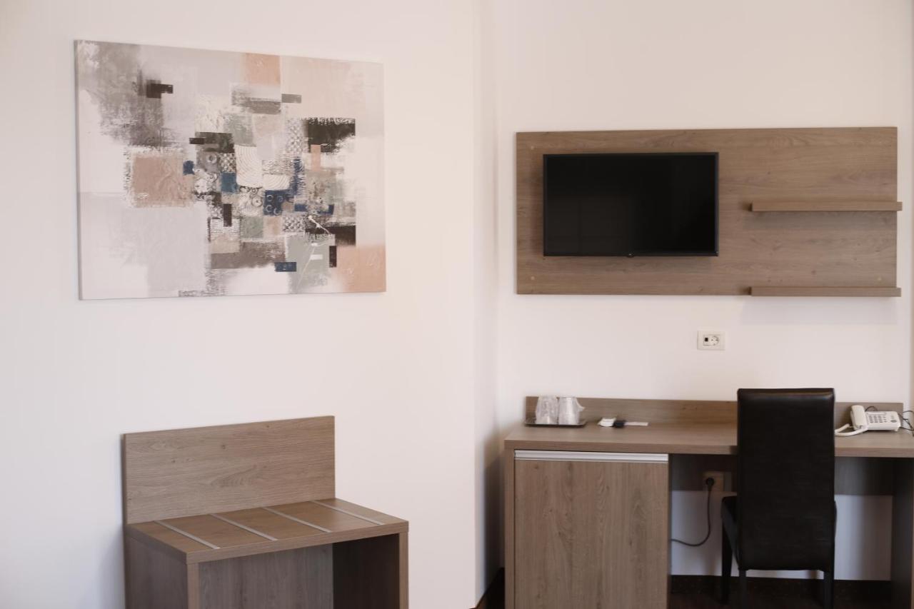 Hotel Bulevard Fagaras Bagian luar foto