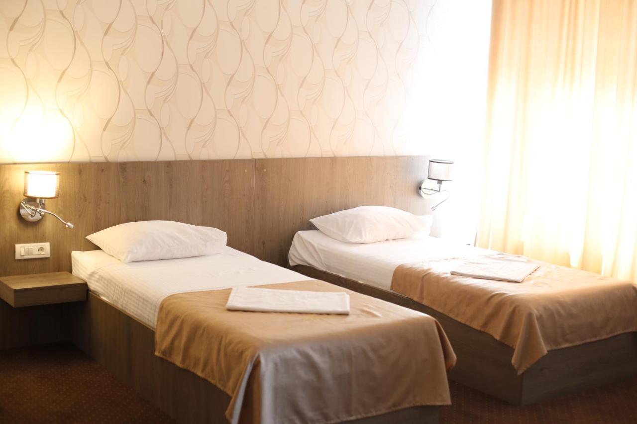 Hotel Bulevard Fagaras Bagian luar foto