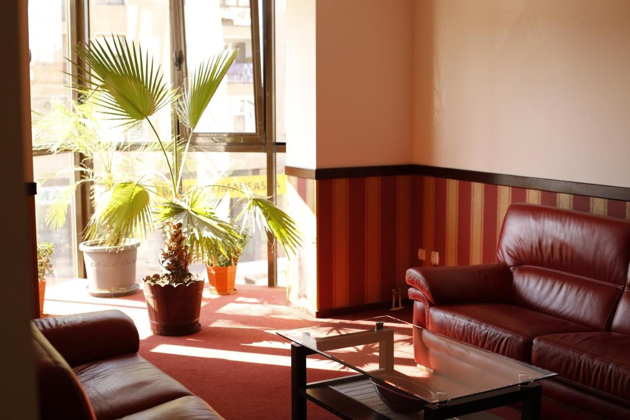 Hotel Bulevard Fagaras Bagian luar foto