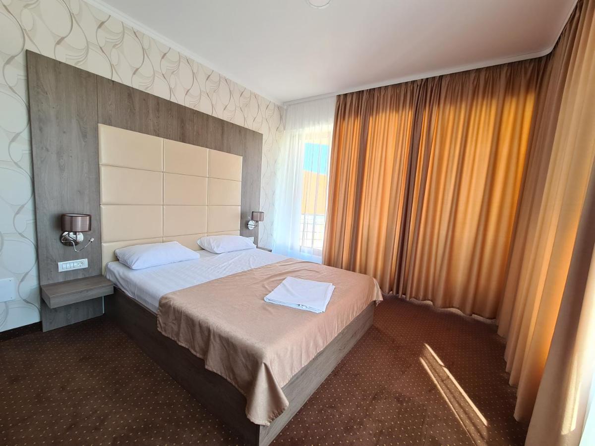 Hotel Bulevard Fagaras Bagian luar foto
