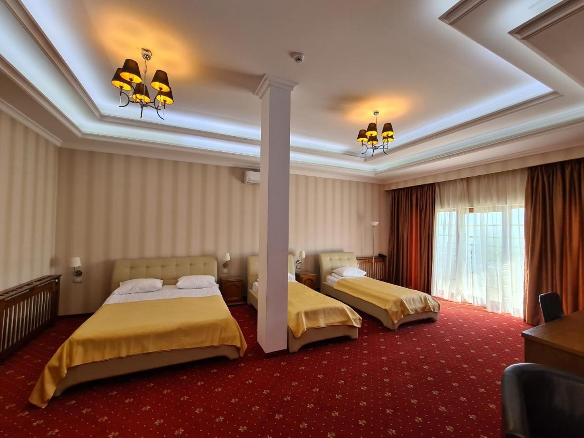 Hotel Bulevard Fagaras Bagian luar foto