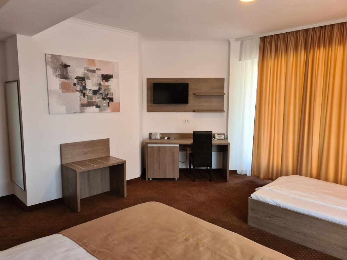 Hotel Bulevard Fagaras Bagian luar foto