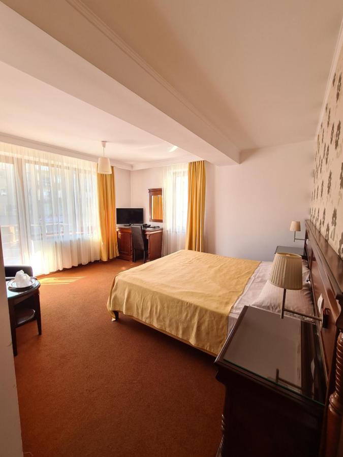 Hotel Bulevard Fagaras Bagian luar foto