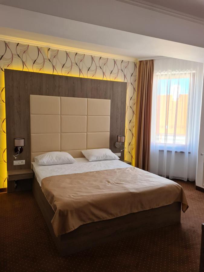 Hotel Bulevard Fagaras Bagian luar foto