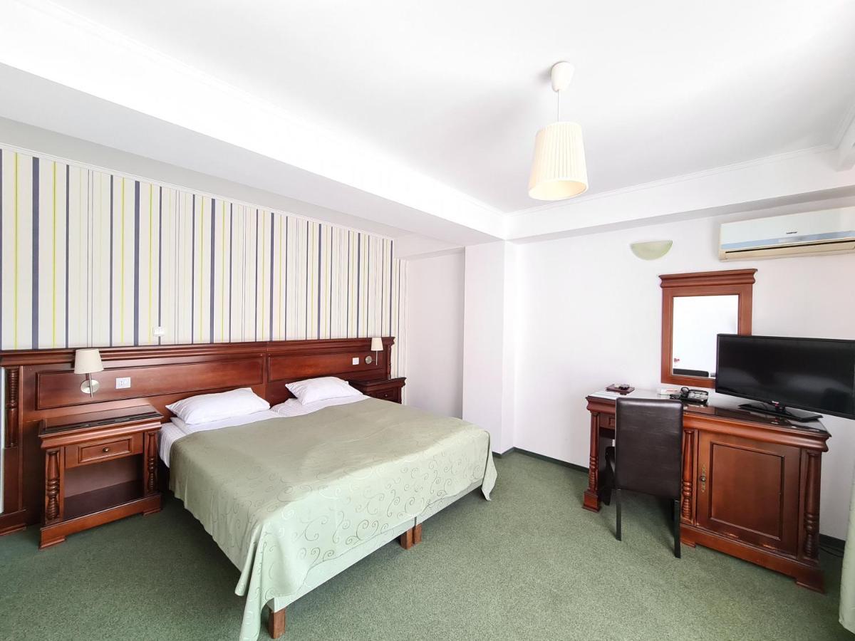 Hotel Bulevard Fagaras Bagian luar foto