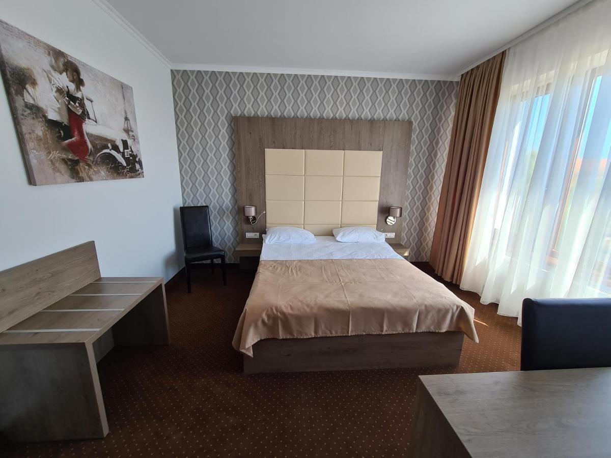 Hotel Bulevard Fagaras Bagian luar foto