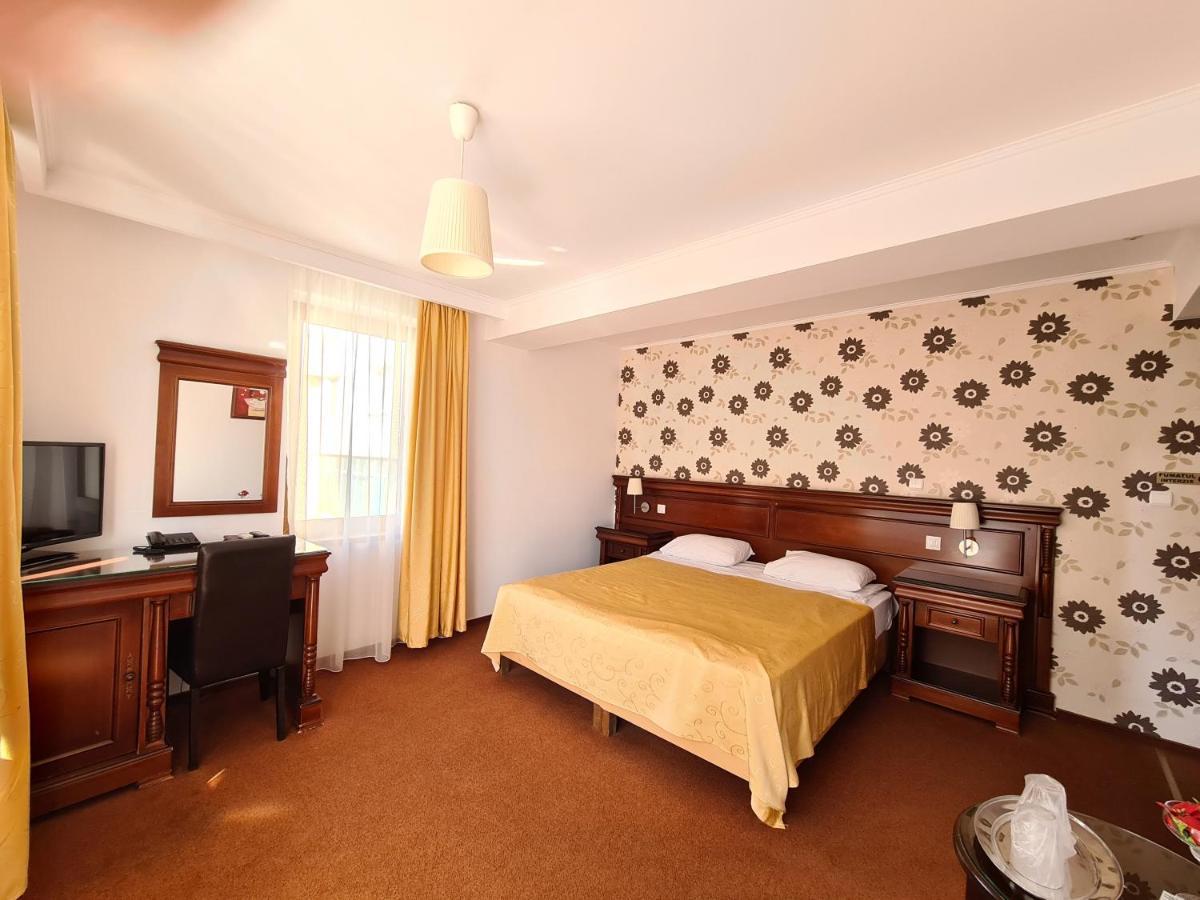 Hotel Bulevard Fagaras Bagian luar foto