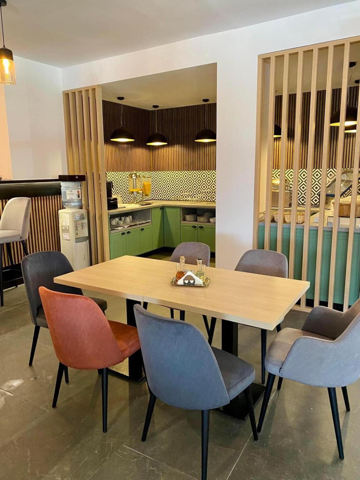 Hotel Bulevard Fagaras Bagian luar foto
