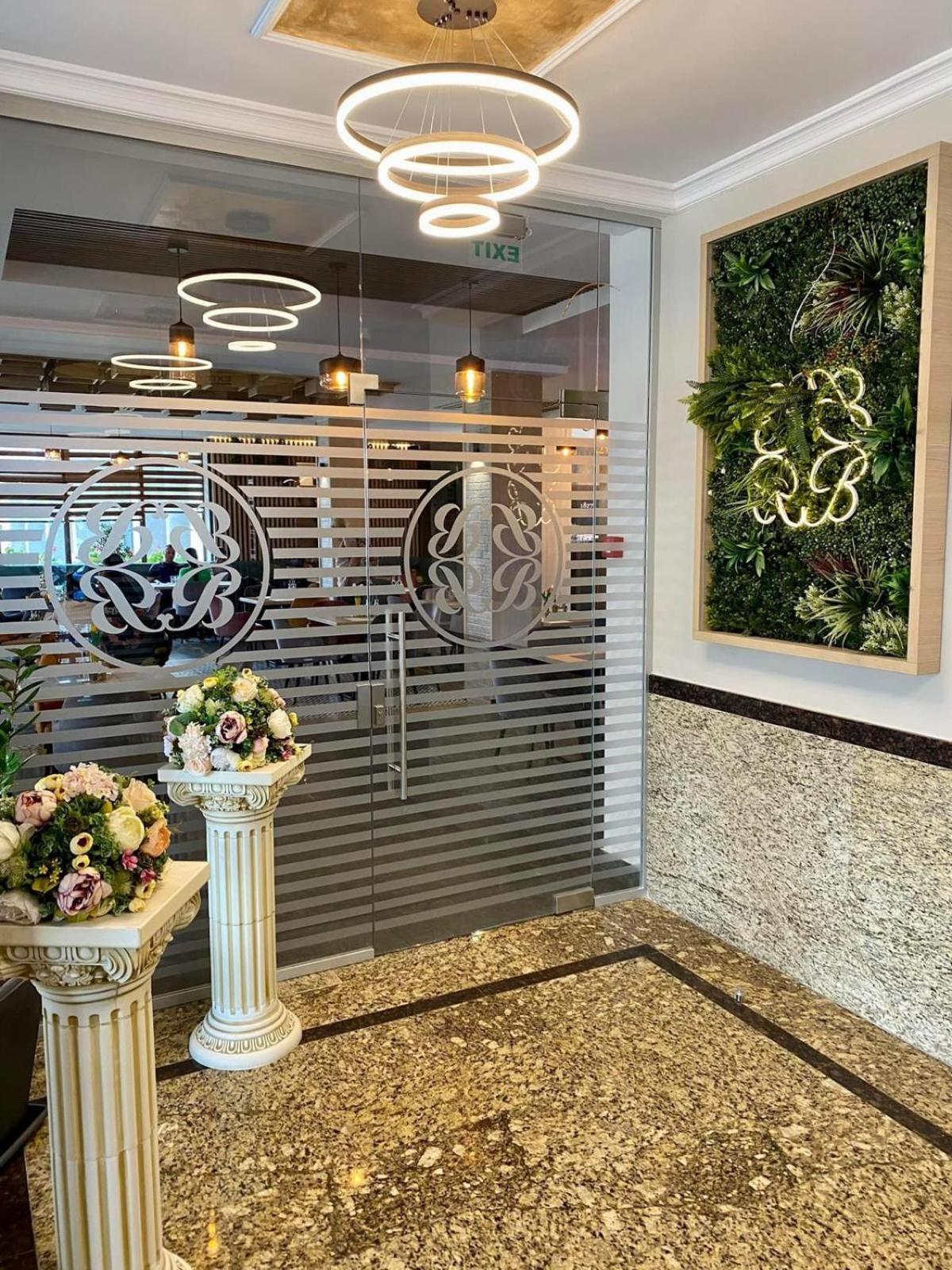 Hotel Bulevard Fagaras Bagian luar foto